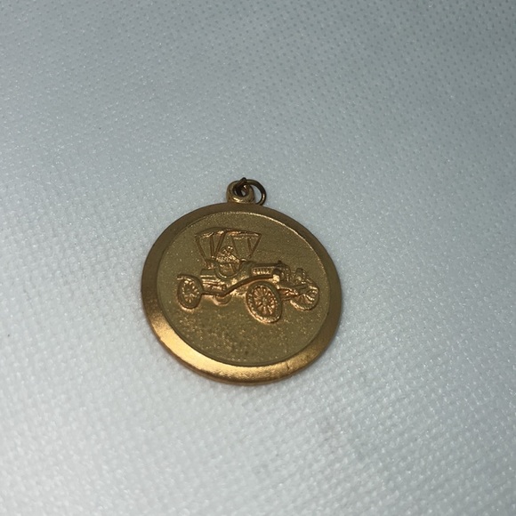 ANTIQUE OLD TIME CAR PENDANT MEDAL GOLD TONE VINTAGE - Picture 3 of 9
